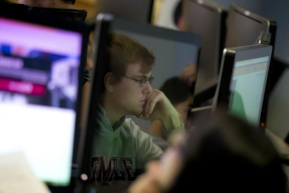 福克斯商学院的学生在计算机实验室里勤奋地工作.